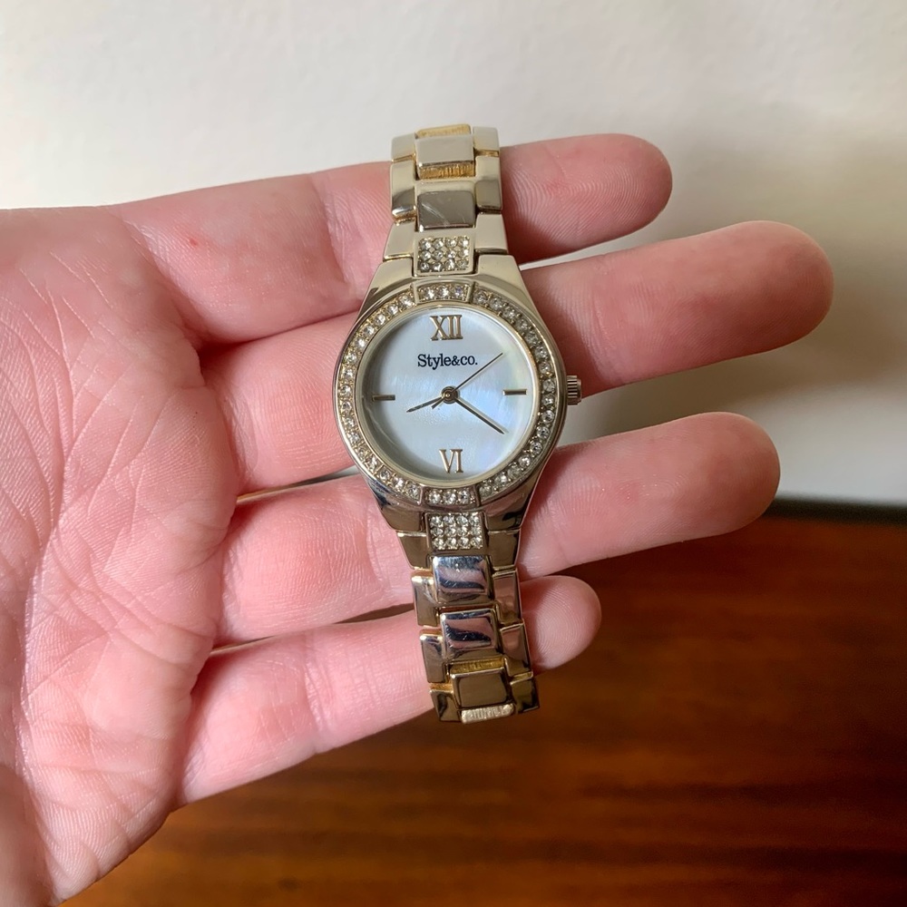 Ladies watch with mother of pearl dial